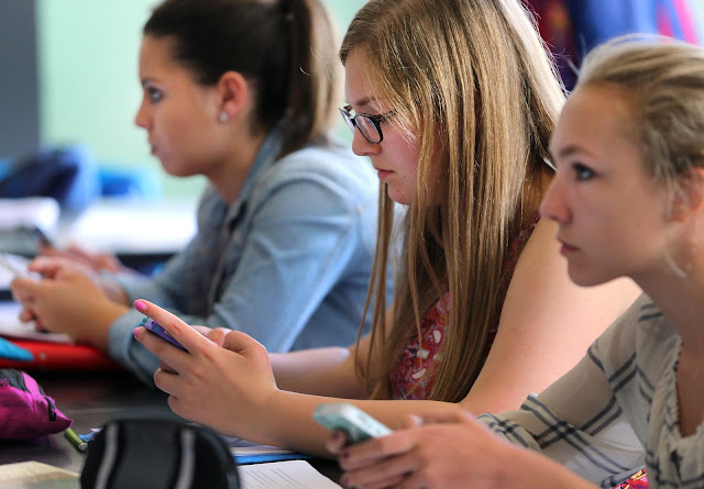 Can SmartPhones Help In a Classroom?
