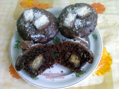 Bounty muffin, kókuszos bon-bonnal töltött, kókuszreszelékkel díszített sütemény.