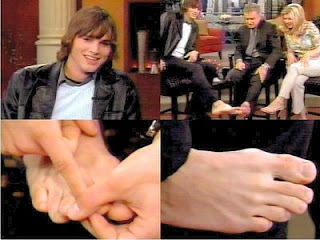 Ashton Kutcher mostrando o pézão em um programa de TV norte-americano