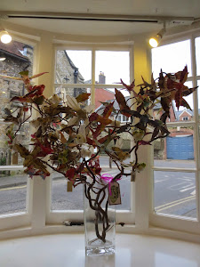 Doesn't this flock of paper birds make a delicate & delightful display?!