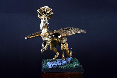 DRG4 Golden Dragon pintado visto de frente