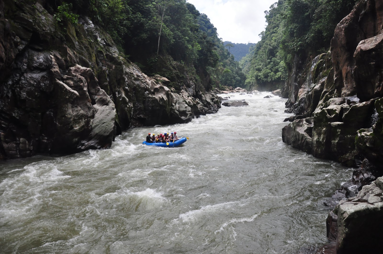 CLASS IV PARADISE, WHITEWATER KAYAKING IN EQUATOR, ECUADOR KAYAK HOSTEL
