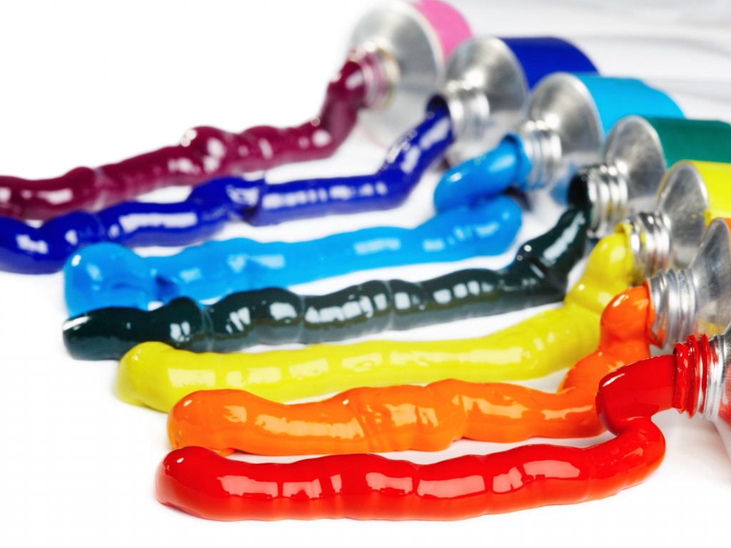 много красок и кисточек