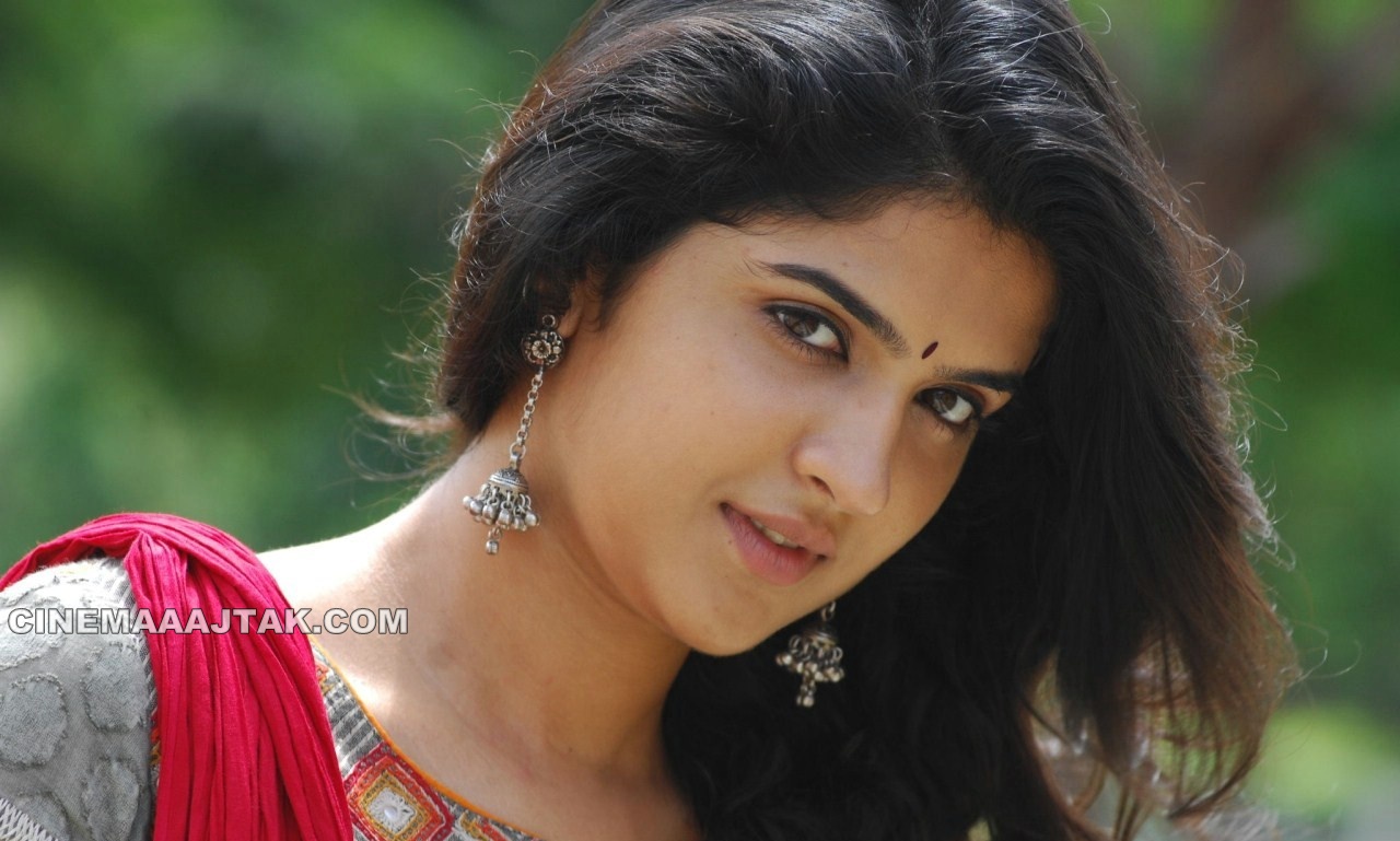 Deeksha Seth Face Close up1 - Deeksha Seth New Face Close up Pics