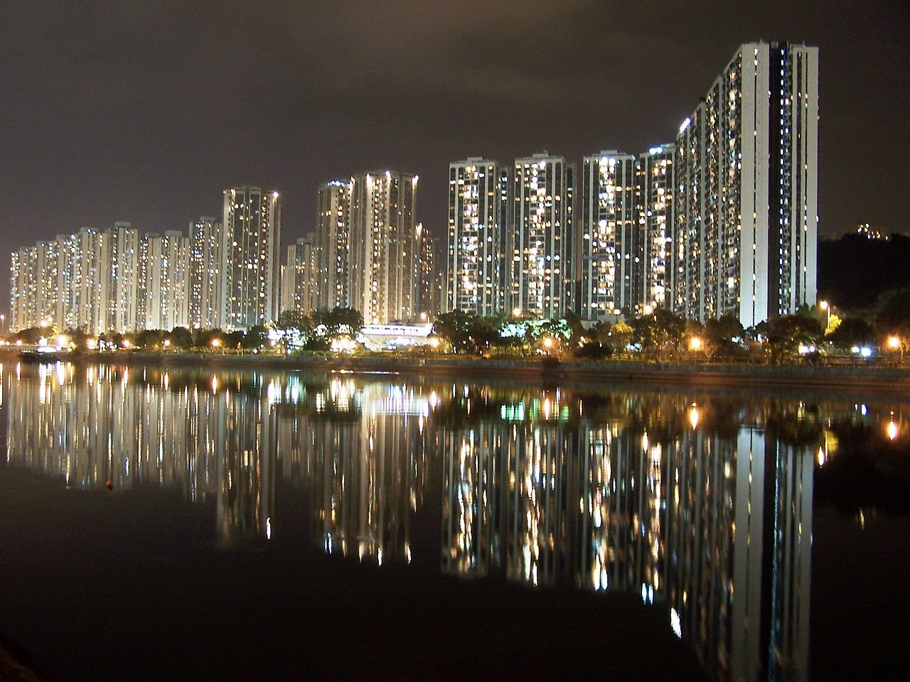 Otherwhere (Mis)reading “The mirror stage” in Hong Kong