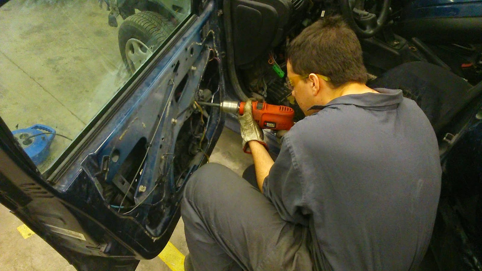 Amovibles y fijos no estructurales: Reparación de un golpe en una puerta