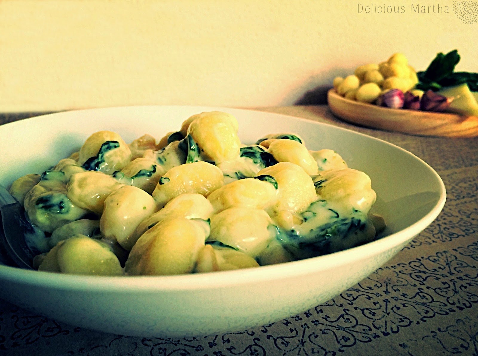 Gnocchi con espinacas y salsa a los tres quesos