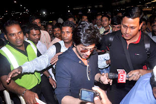 Shahrukh Khan snapped at airport to leaves for London 