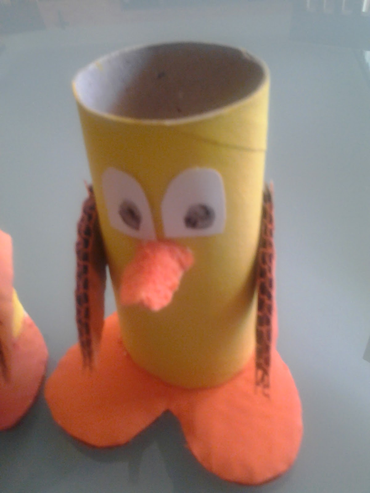 Pulcini con rotoli di carta igienica