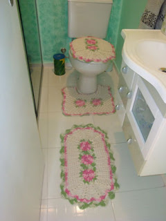 Tapetes de crochê verde e rosa para o banheiro Tapetes de crochê verde e rosa para o banheiro