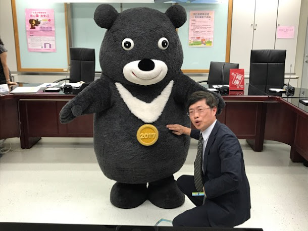 台北市衛生局與吉祥物熊讚提醒民眾定期量腰圍,遠離代謝症候群。 台北市衛生局與吉祥物熊讚提醒民眾定期量腰圍,遠離代謝症候群。