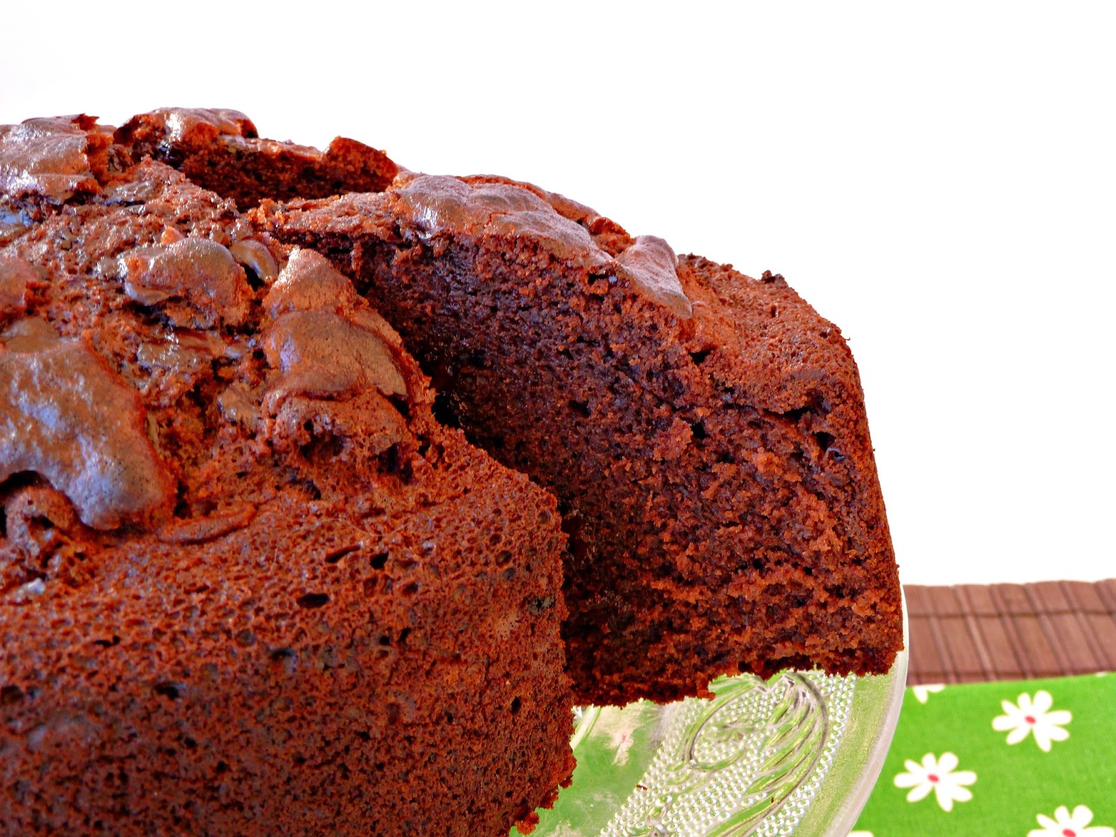 Bolo molhado de chocolate com pepitas Bolo molhado de chocolate com pepitas