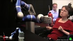 menggunakan lengan buatan tangan robot
