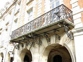 Balcon du 14 place des Vosges à Paris, Hôtel de Bréau