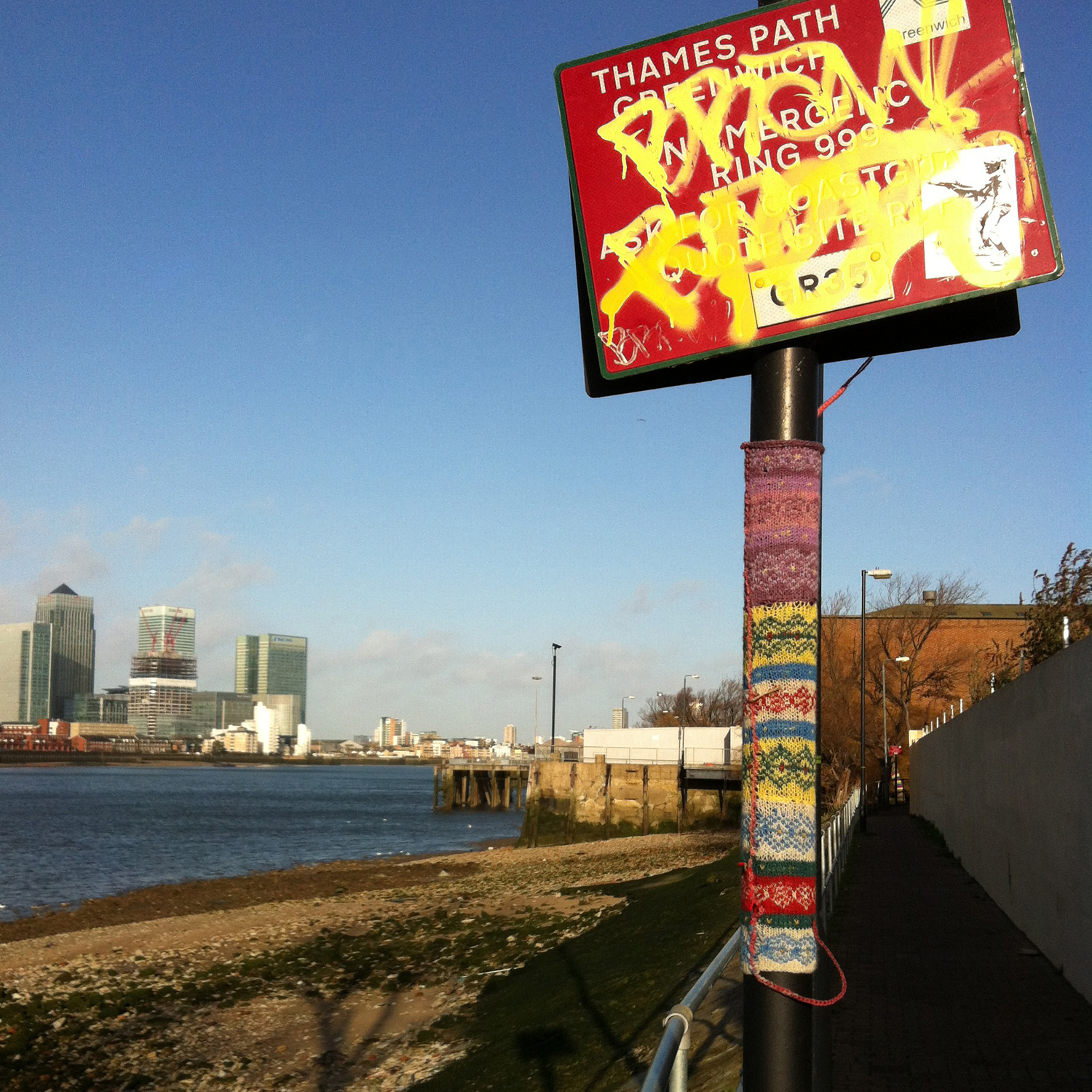 http://3.bp.blogspot.com/-0EkB_6Ed-4E/UQqCk2_43iI/AAAAAAAAA64/JGlG7Bzh8fE/s1600/guerilla-knitting_thames-path_canary-wharf2.jpg