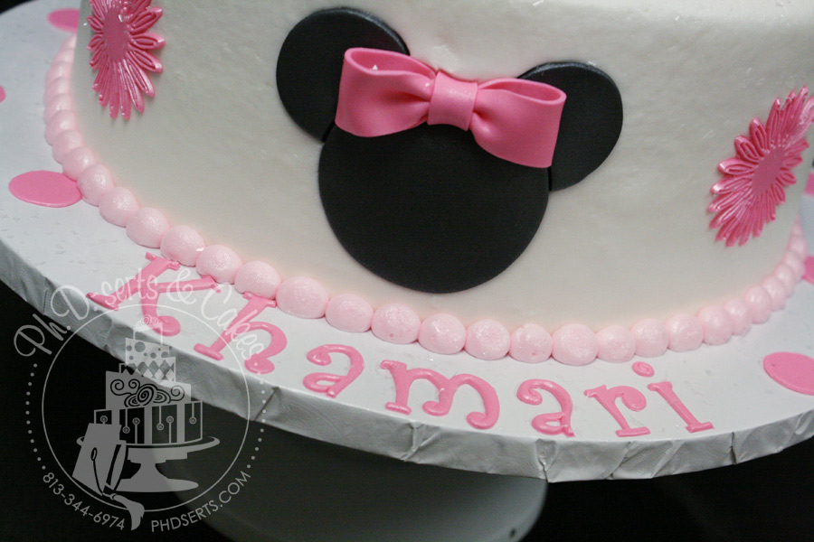 I love this Minnie Mousethemed first birthday cake