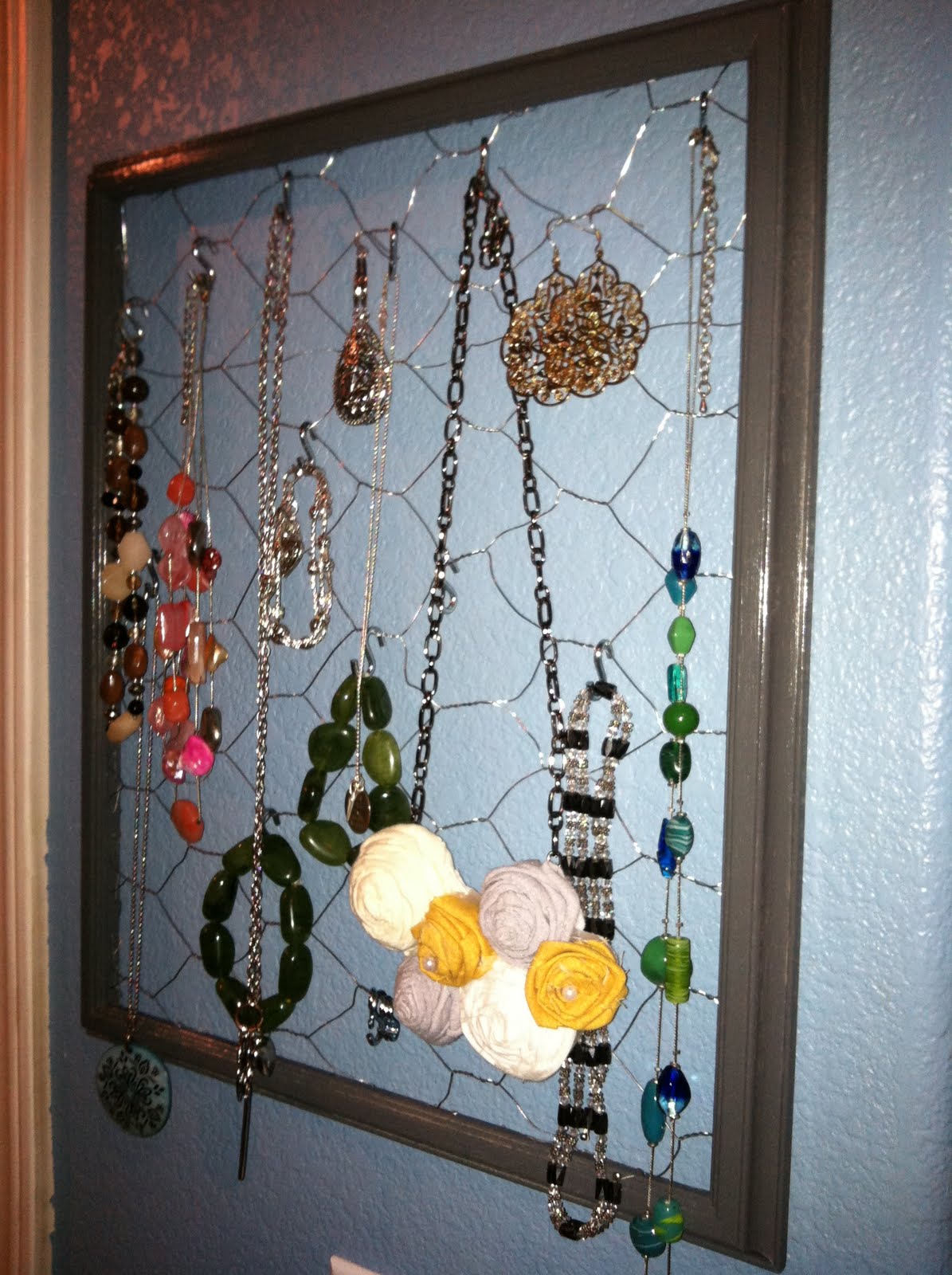 The Baeza Blog Chicken Wire+Frame=Jewelry Holder!