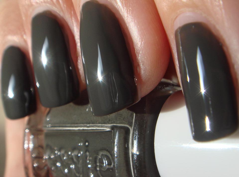 KellieGonzo Guest Post by Crystaliciousss Essie Power Clutch