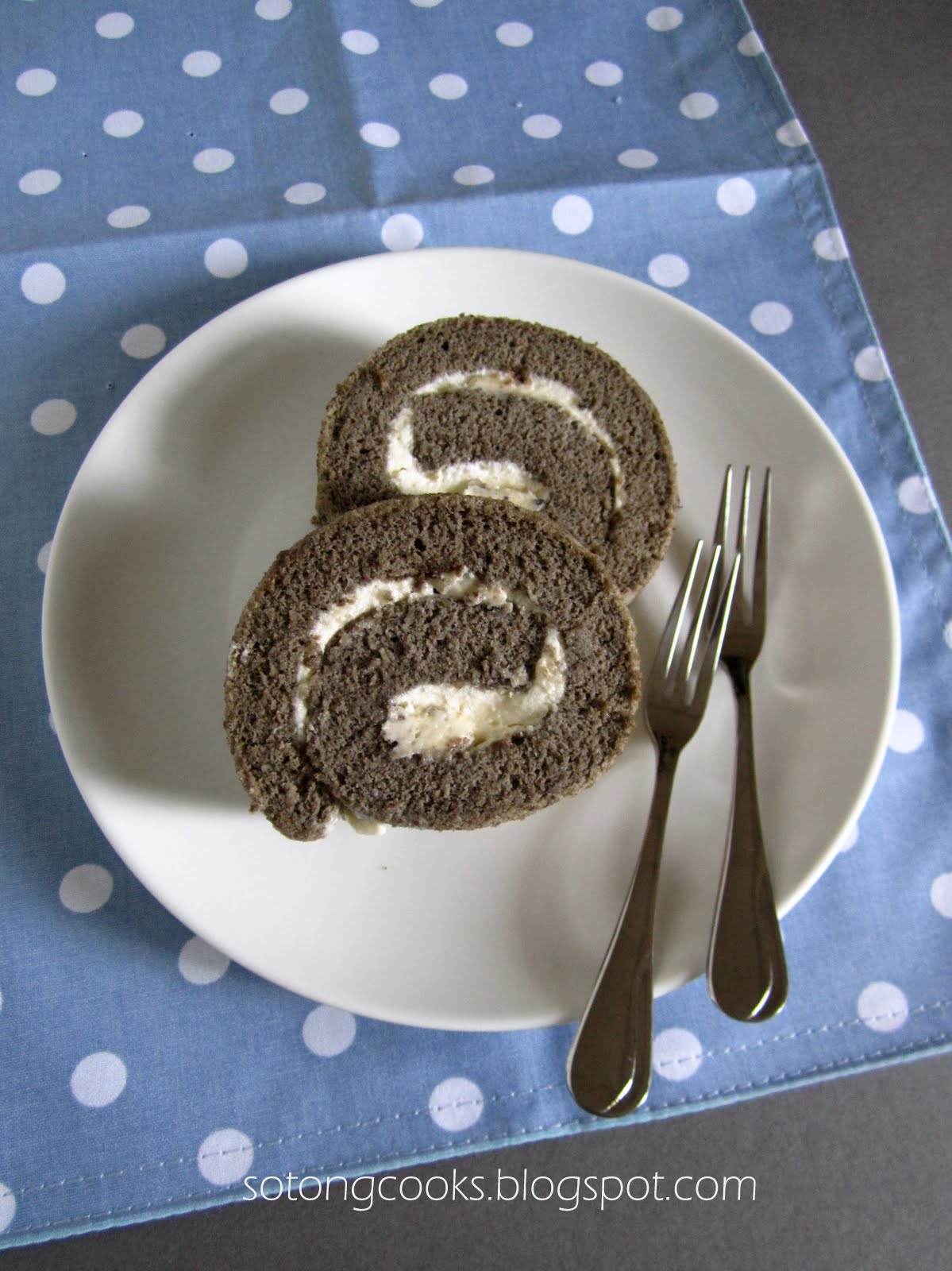 Sotong Cooks Cooking it my way! Black Sesame Chiffon Roll