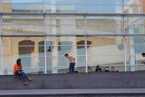 Deskorolkowcy pod MACBA w Barcelonie Barcelona Skaterzy