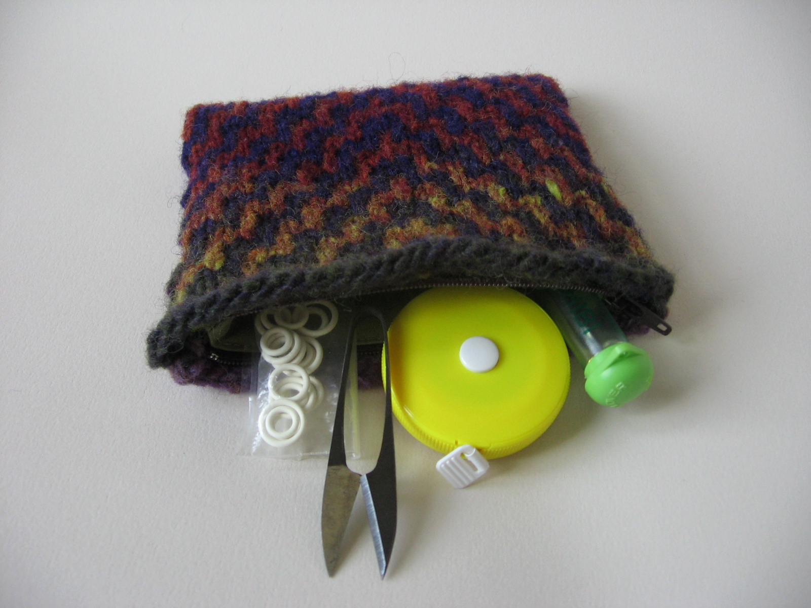 versus Mosaic Knitted Pouches Tutorial with Guest Kate of Needle and
