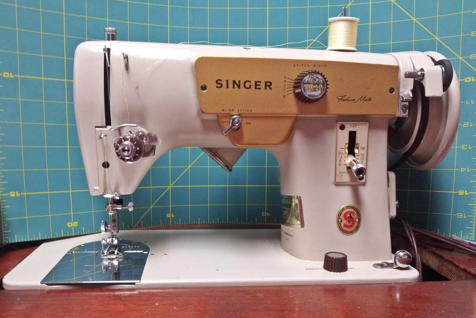 DragonPoodle Studio: Two Unusual Treadleable Singer Zigzaggers