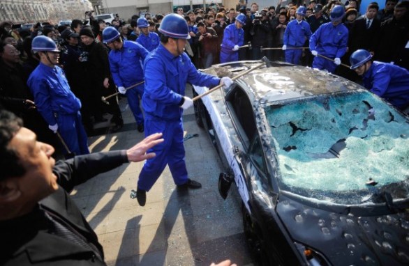 Imprenditore cinese, deluso dalla sua Lamborghini la distrugge pubblicamente
