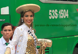 Con đường trở thành cường quốc sắc đẹp của Venezuela - Page 3 081Nha+Trang+Parade%252C+Miss+Universe+2008+%25281%2529
