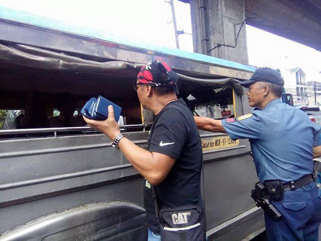 These Cops Stopped Motorists For The Most Unexpected Reason! Hands Down To These Cops! These Cops Stopped Motorists For The Most Unexpected Reason! Hands Down To These Cops!