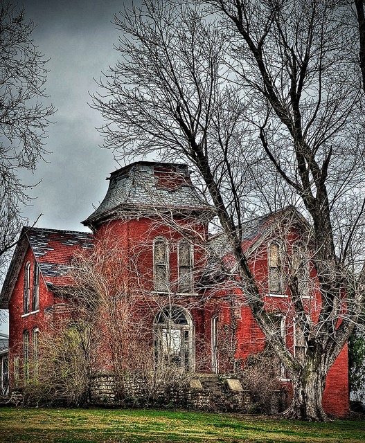 Top 10 Abandoned, Amazing and Unusual Old Homes. Most Beautiful