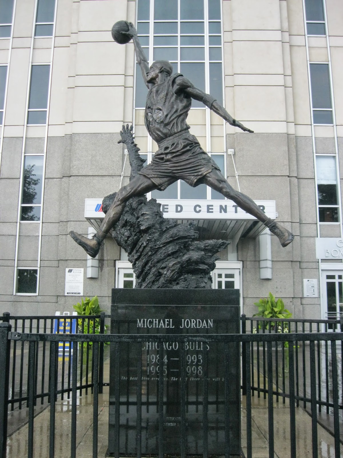 michael jordan statue united center