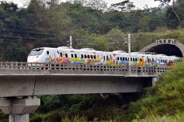 追火車拍照已是台灣不少愛好攝影民眾的熱門活動之一。 追火車拍照已是台灣不少愛好攝影民眾的熱門活動之一。