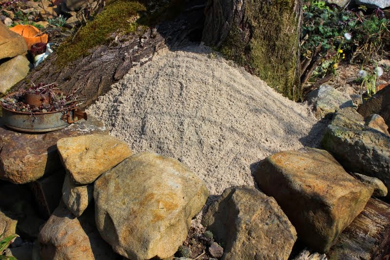 Wildes Gartenglück Sandbad, Sandhaufen, Steinpyramide und
