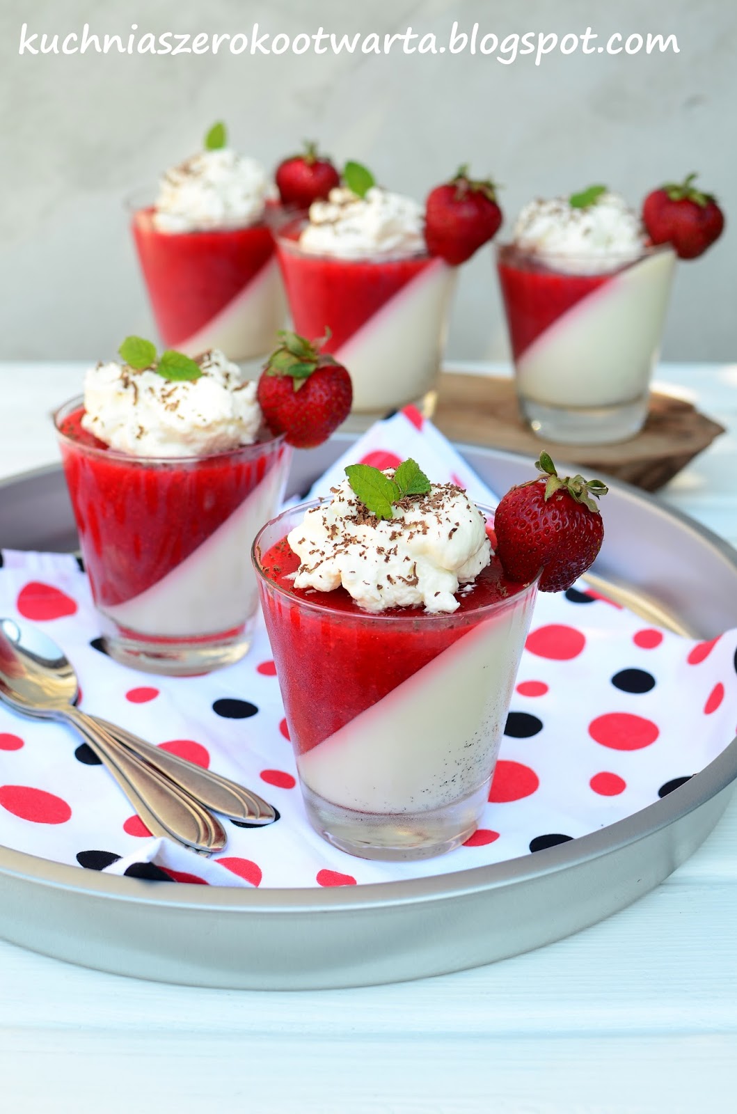 Kuchnia szeroko otwarta Panna cotta z musem truskawkowym