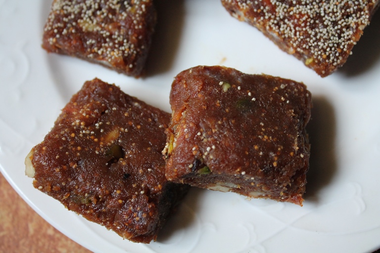 8 Mins Microwave Dates & Figs Burfi Recipe / Sugar Free Dates & Figs