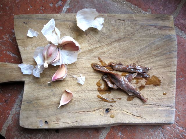 Garlic and anchovies www.ElizabethMinchilliInRome.com Garlic and anchovies www.ElizabethMinchilliInRome.com
