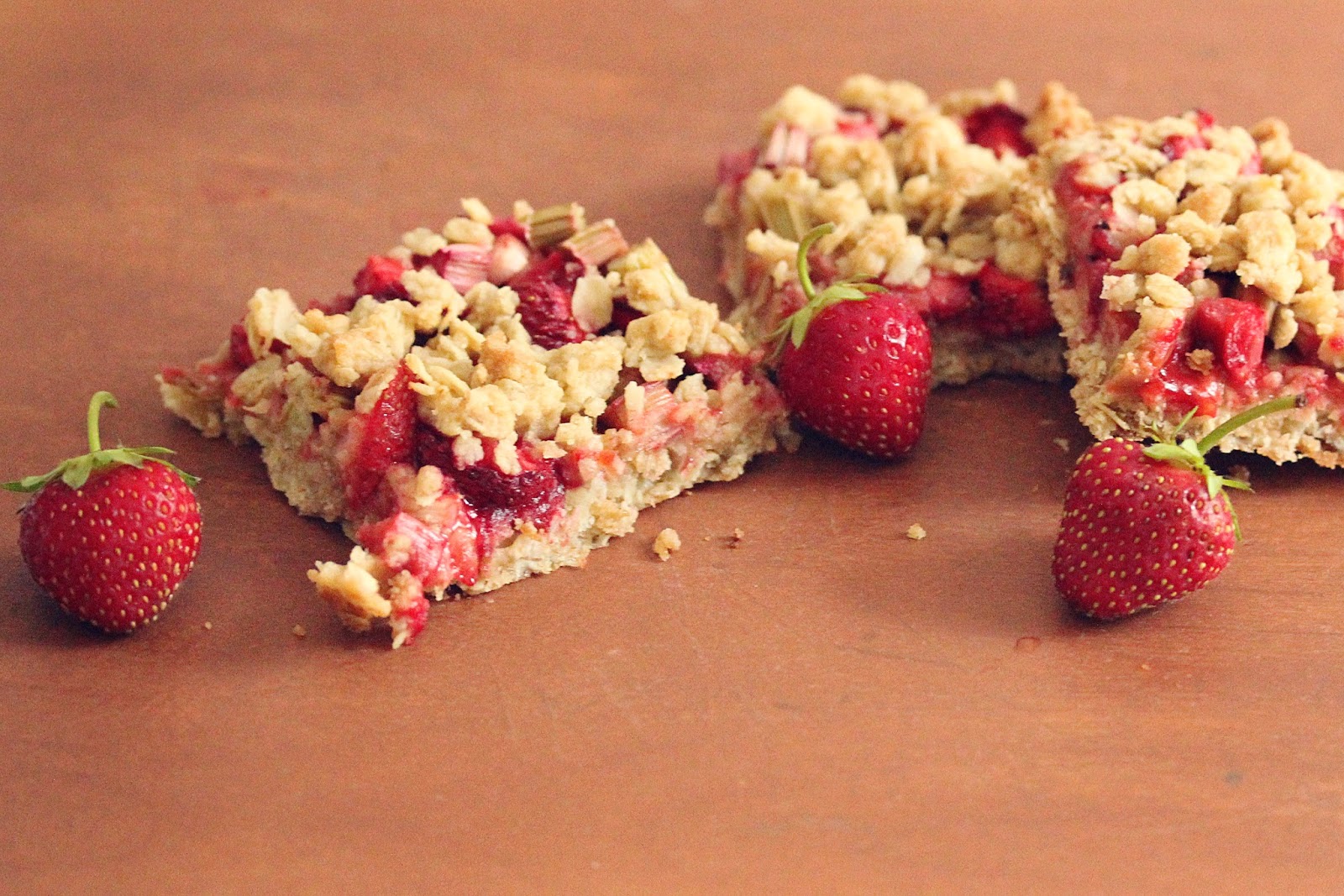 maede.for.you. Strawberry Rhubarb Crisp Bars