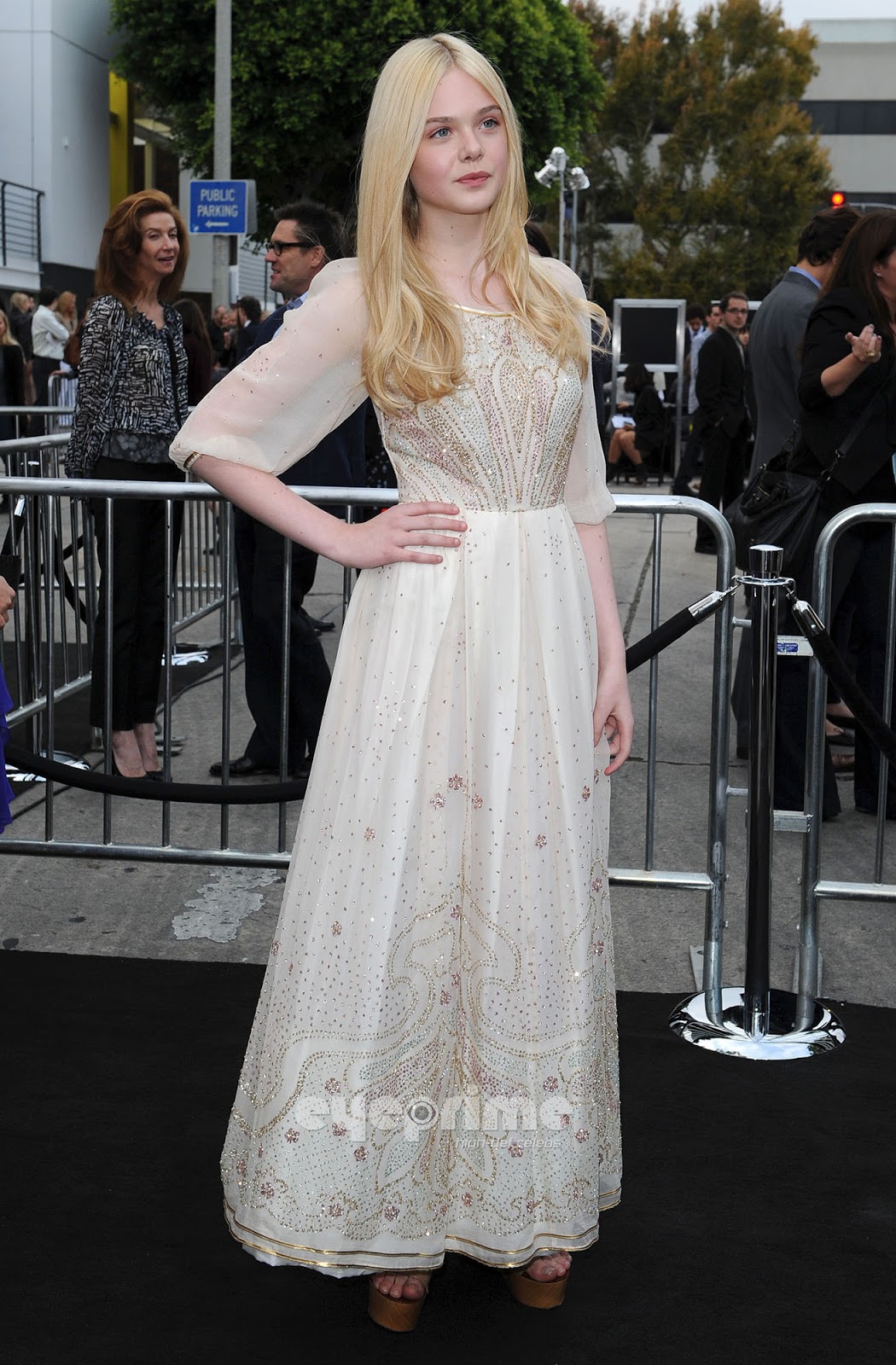 http://3.bp.blogspot.com/-0X08fTFUrpM/UOARMTrFgBI/AAAAAAAAITA/3C4W-OV7U3Y/s1600/-Super-8-Los-Angeles-Premiere-HQ-elle-fanning-22726181-1313-2000.jpg