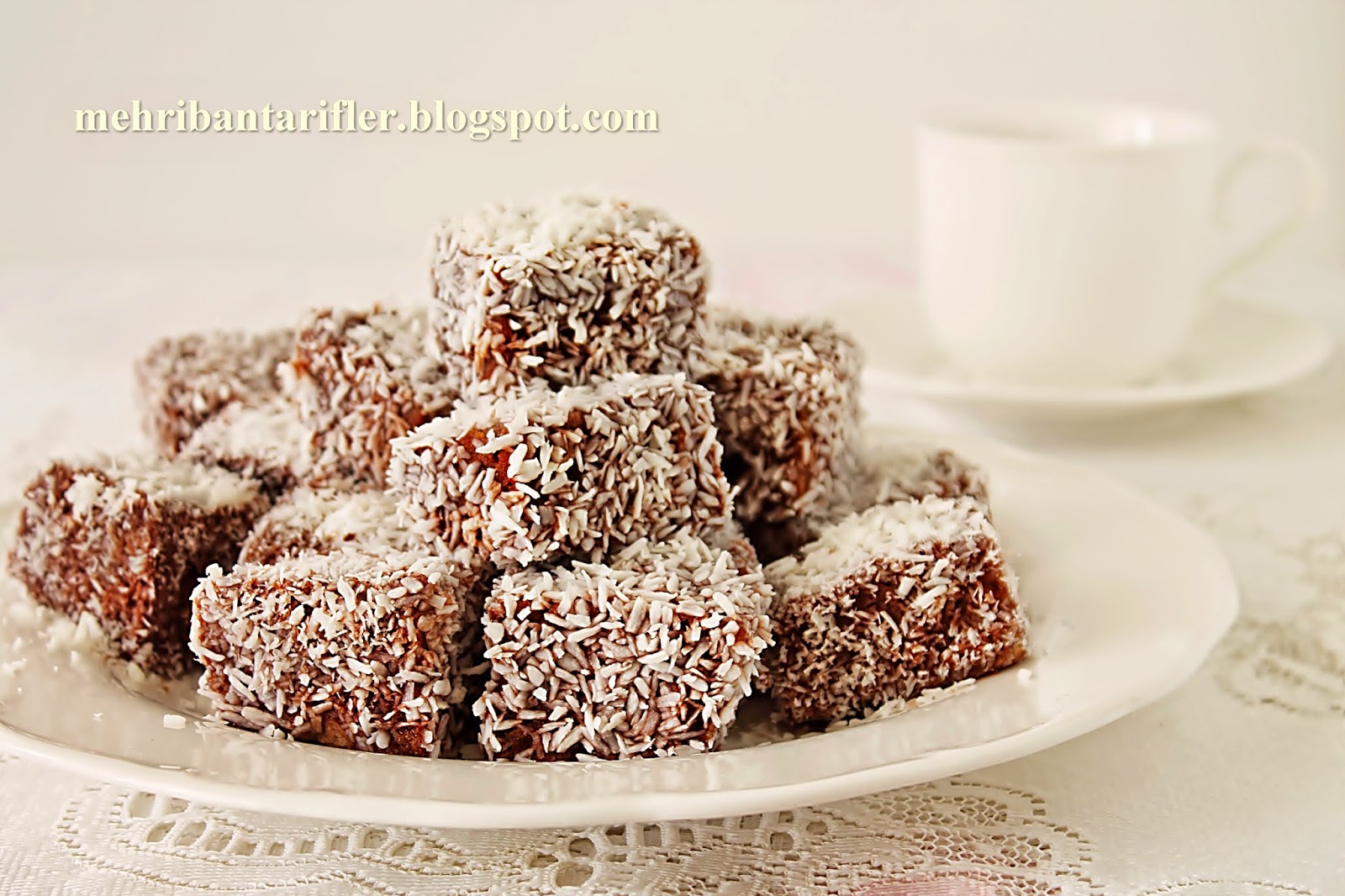 Mehribanın yahşi tarifleri Lamington çikolata soslu kek küpleri.