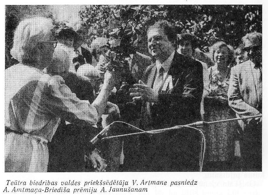 Vija Artmane pasniedz A. Amtmaņa-Briedīša prēmiju Alfrēdam Jaunušanam 1985. gadā