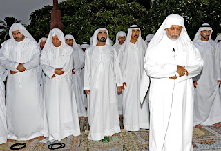 معالي محمد القرقاوي مع صاحب السمو الشيخ محمد بن راشد اثناء الصلاة