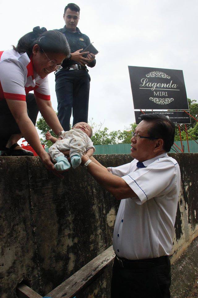 Menteri Muda Sarawak bantu keluarga tinggal bawah jambatan Tamu Muhibbah, Miri 