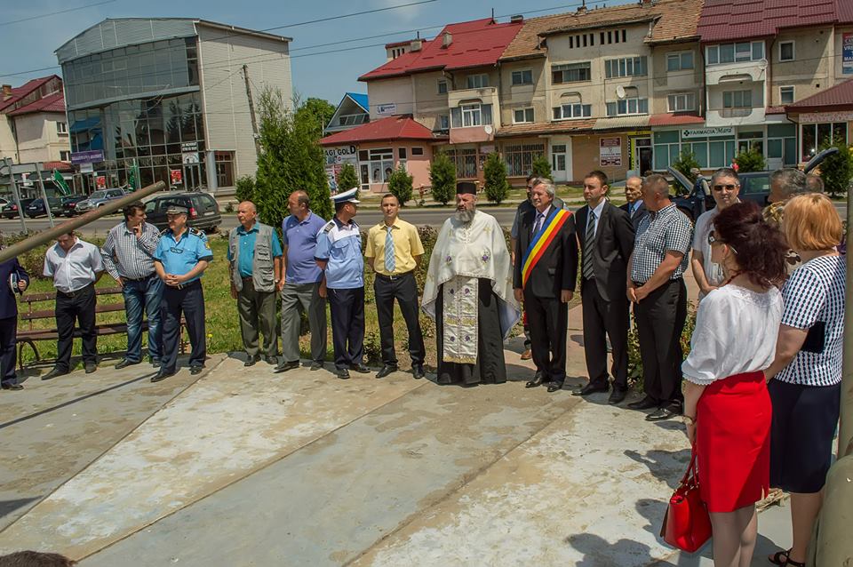 Depunere de coroane la Monumentul Eroilor din Roznov (21 mai 2015)...