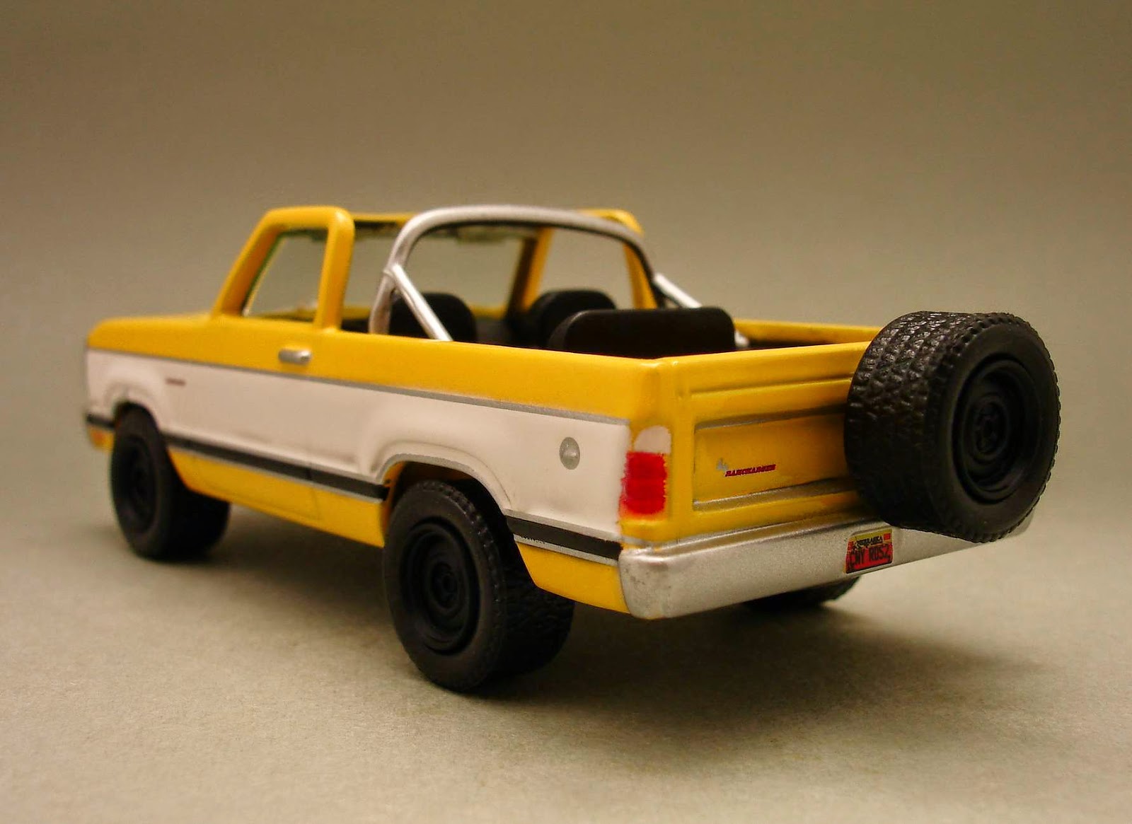 Diecast Hobbist 1977 Dodge Ramcharger