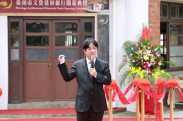 為妥善利用舊材料、增進文資保存效益,台南市收集古蹟廢舊材,成立「文資建材銀行」作為建材收受營運管理中心,讓古蹟廢建材有機會重生,建構環保及永續發展的指標。 為妥善利用舊材料、增進文資保存效益,台南市收集古蹟廢舊材,成立「文資建材銀行」作為建材收受營運管理中心,讓古蹟廢建材有機會重生,建構環保及永續發展的指標。
