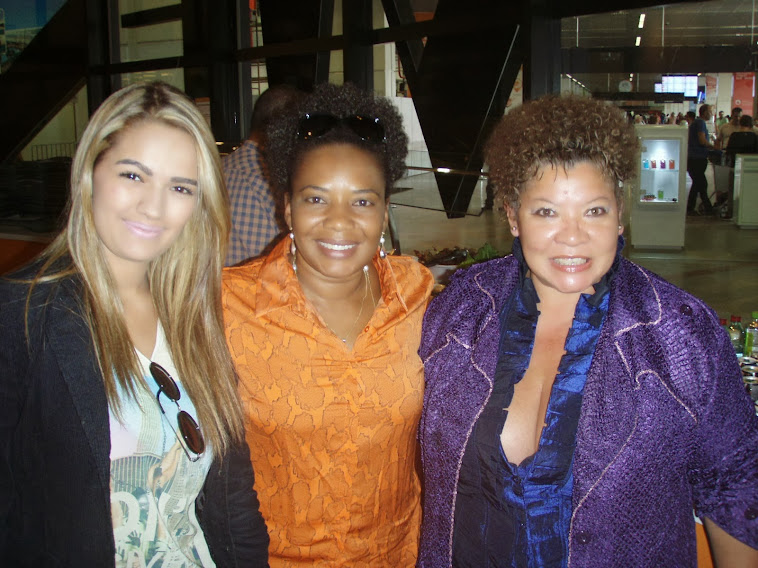 Em Brasilia-DF em 15.11.2013 encontrei a cantora MARGARETH MENEZES