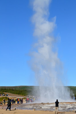 Columna de agua y vapor de varios metros de altura