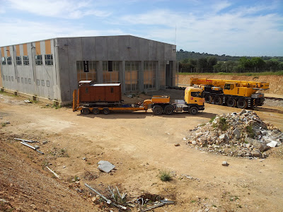 Cocheras inacabadas faraónicas, desproporcionadas, de tren en Son Carrió, con tráfico de trenes viejos