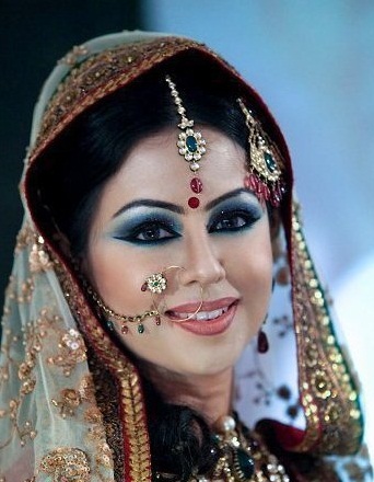 SHE FASHION CLUB: Indian Bridal Nose Piercing