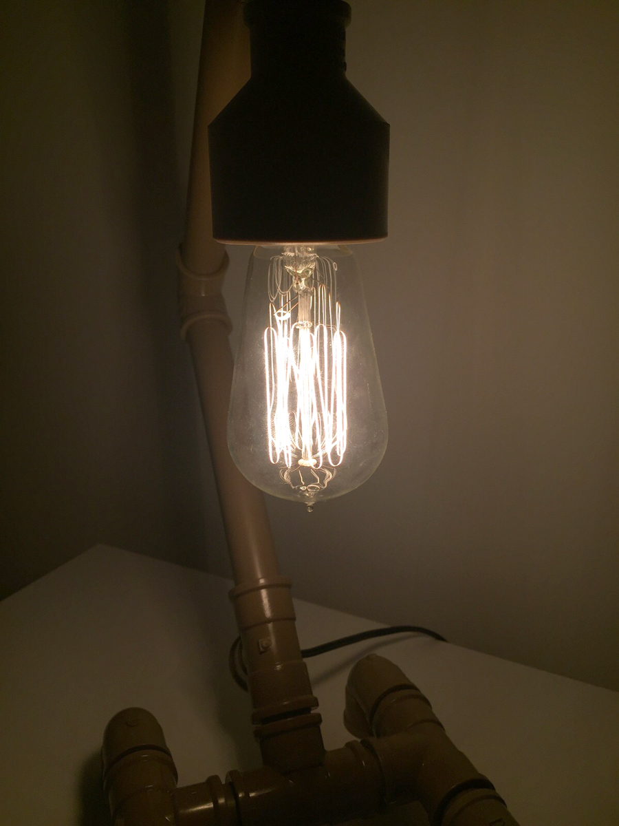Lâmpada de filamento de carbono, que remete à Thomas Edison.